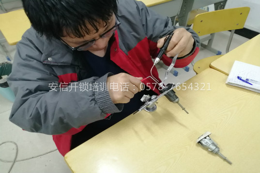 苍梧学开锁技术哪里提供住宿？