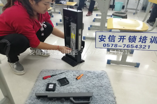 女学员在克山开锁学校学开锁